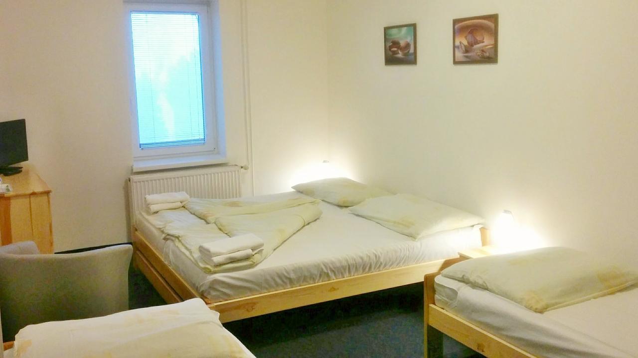 Hostinec U Pejska A Kocicky Marianske Lazne Exterior photo